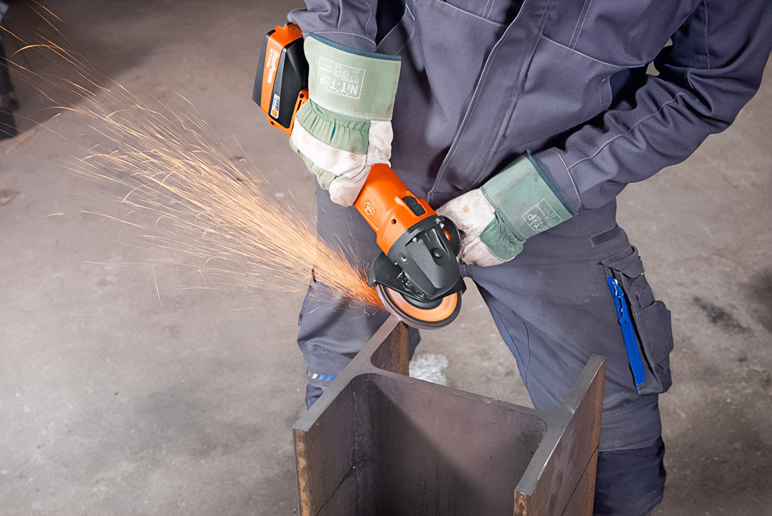 Low-Visibility Safety Kits for UAE Worksites: Lighting, High-Vis PPE, and Signage Optimized for Fog